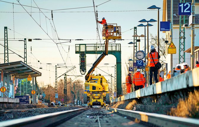 An der Riedbahn zwischen Mannheim und Frankfurt wird zurzeit über Monate mächtig gebaut.<span class='image-autor'>Foto: dpa/Andreas Arnold</span>