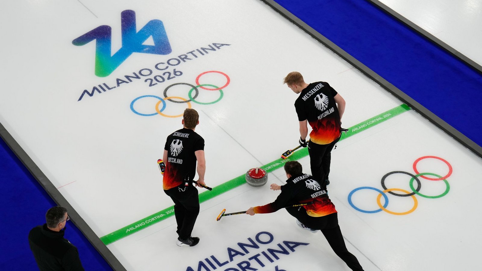 Die deutschen Curler auf dem olympischen Eis von Cortina d’Ampezzo.Foto: David J. Phillip/AP/dpa Die deutschen Curler auf dem olympischen Eis von Cortina d’Ampezzo.Foto: David J. Phillip/AP/dpa