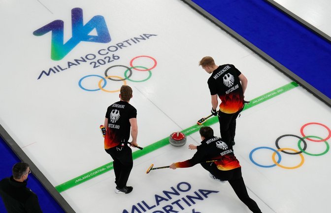 Die deutschen Curler auf dem olympischen Eis von Cortina d’Ampezzo.<span class='image-autor'>Foto: David J. Phillip/AP/dpa</span>