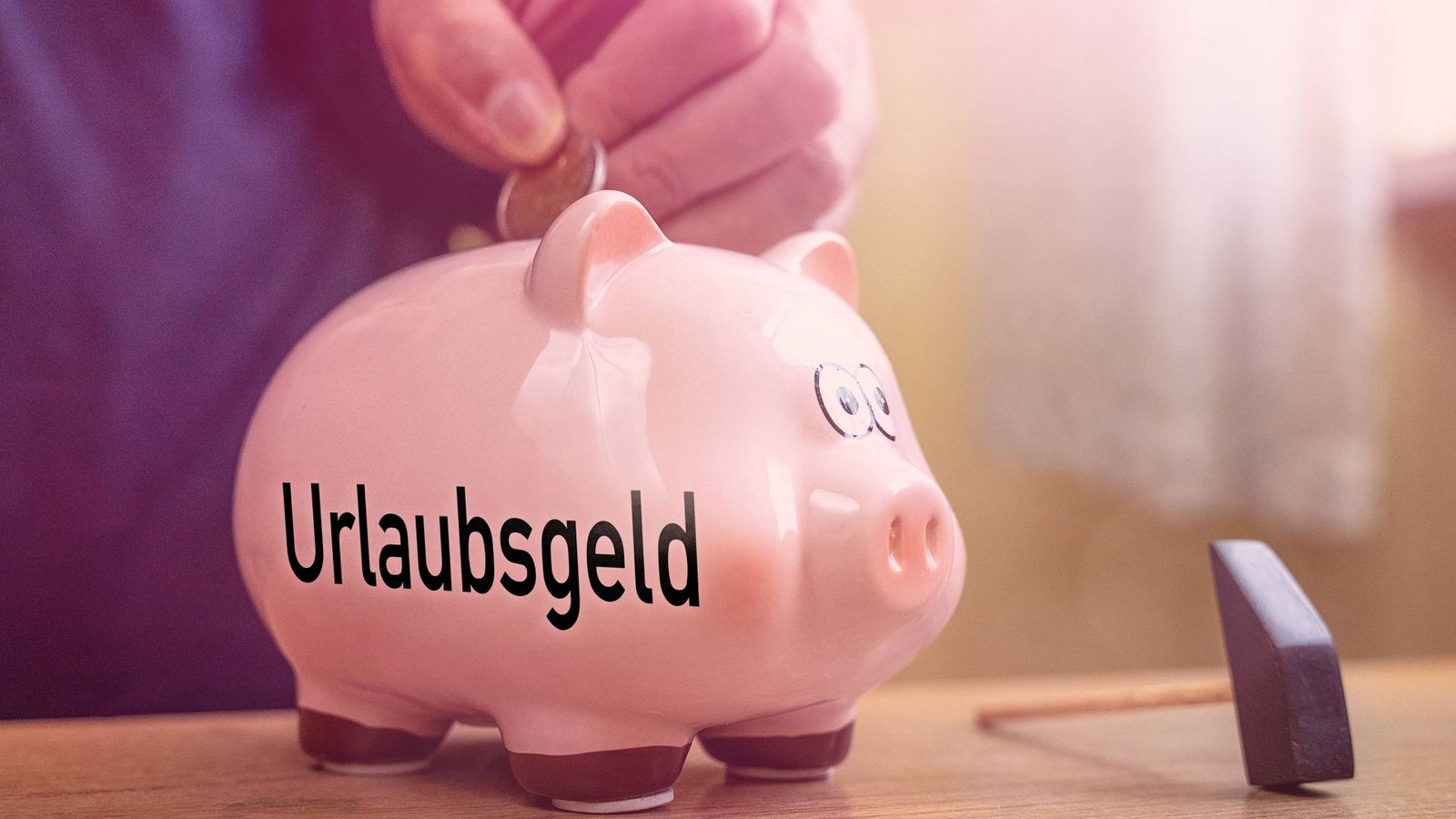 Wann gibt es endlich Geld? TvÖD-Beschäftigte fühlen sich als Sparschwein der öffentlichen Hand.Foto: IMAGO/Bihlmayerfotografie Wann gibt es endlich Geld? TvÖD-Beschäftigte fühlen sich als Sparschwein der öffentlichen Hand.Foto: IMAGO/Bihlmayerfotografie