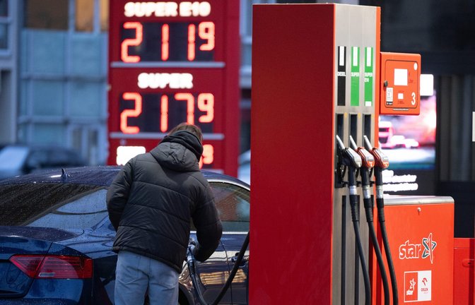Ein Mann betankt an einer Tankstelle vor einer Preistafel ein Auto. Durch den Iran-Krieg und die damit verbundene Blockade der Straße von Hormus sind die Spritpreise in Deutschland deutlich angestiegen.<span class='image-autor'>Foto: picture alliance/dpa | Sebastian Kahnert</span>