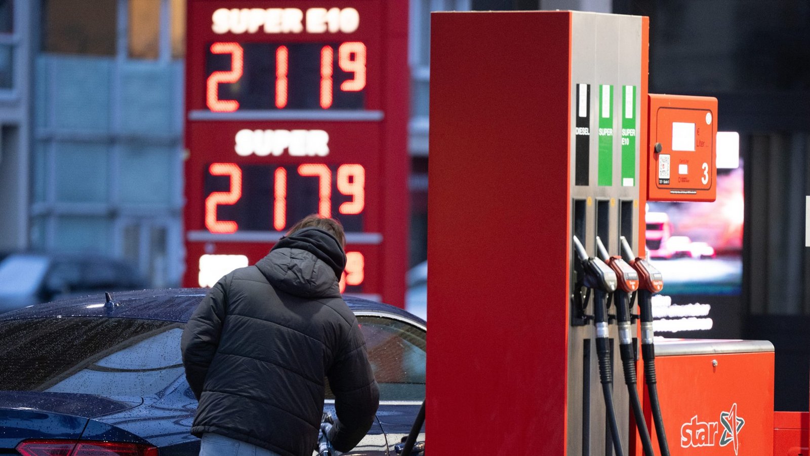 Ein Mann betankt an einer Tankstelle vor einer Preistafel ein Auto. Durch den Iran-Krieg und die damit verbundene Blockade der Straße von Hormus sind die Spritpreise in Deutschland deutlich angestiegen.Foto: picture alliance/dpa | Sebastian Kahnert
