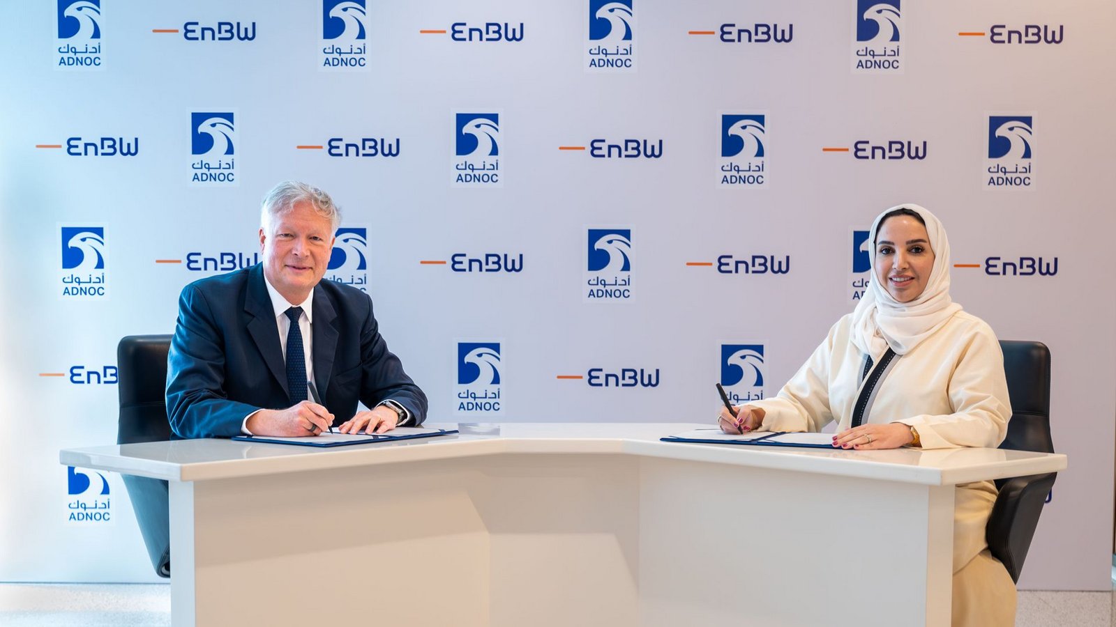EnBW-Vorstand Peter Heydecker und  Adnoc-Managerin Fatema Al Nuaimi bei der Vertragsunterschrift.Foto: ADNOC/EnBW