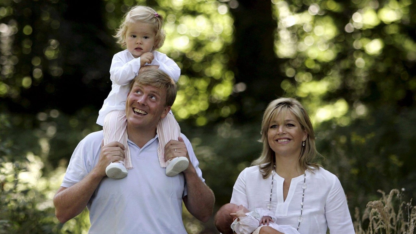Willem-Alexander und Maxima posieren 2005 mit ihrer ersten Tochter Amalia und der neugeborenen Alexia in Wassenaar.Foto: picture-alliance/ dpa/dpaweb | epa anp Marcel Antonisse