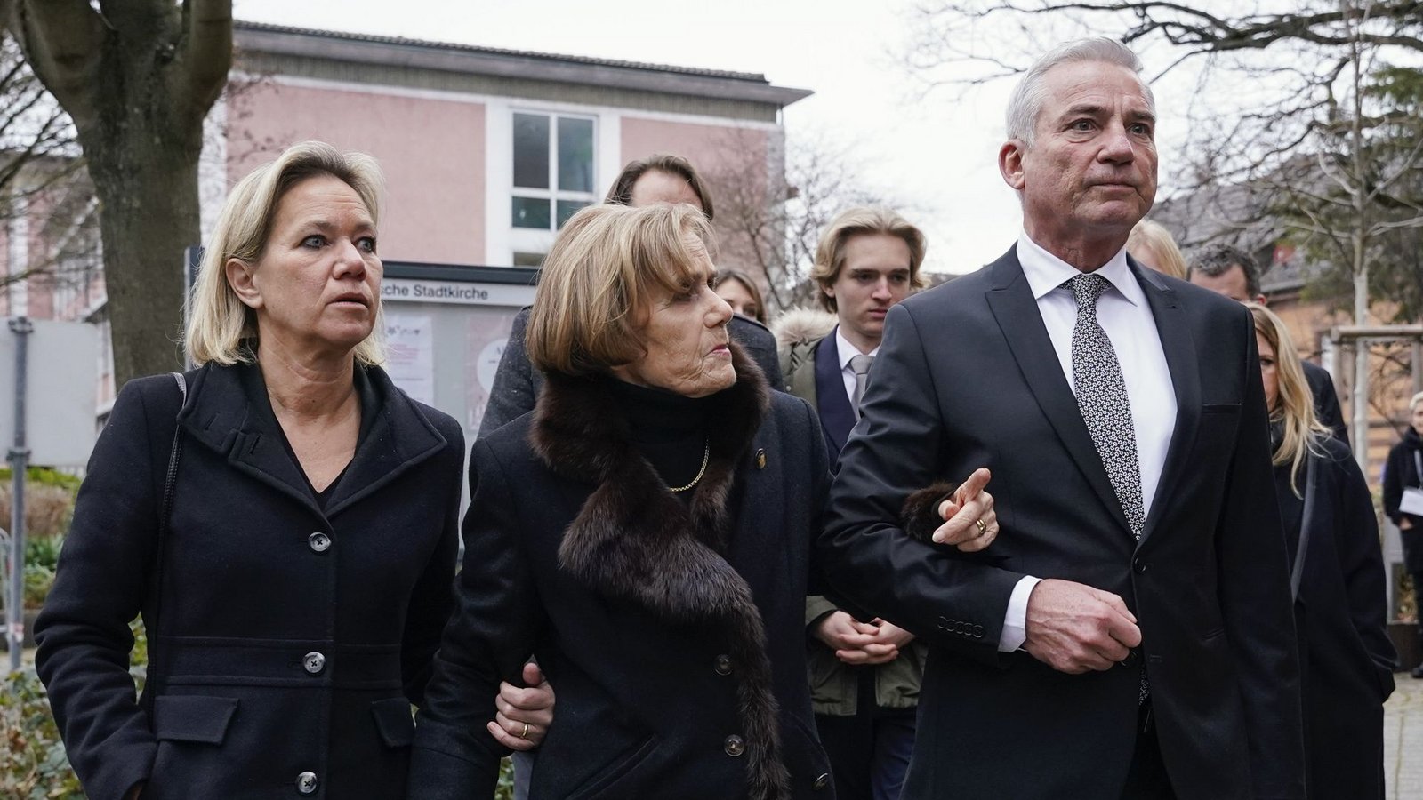 Ingeborg Schäuble (Mitte), flankiert von ihrer Tochter Christine Strobl und ihrem Schwiegersohn Thomas Strobl auf dem Weg zur Trauerfeier in der Offenburger Stadtkirche.Foto: dpa/Uwe Anspach Ingeborg Schäuble (Mitte), flankiert von ihrer Tochter Christine Strobl und ihrem Schwiegersohn Thomas Strobl auf dem Weg zur Trauerfeier in der Offenburger Stadtkirche.Foto: dpa/Uwe Anspach
