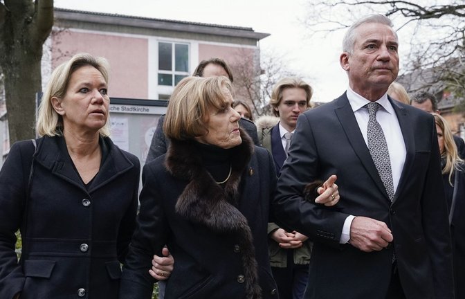 Ingeborg Schäuble (Mitte), flankiert von ihrer Tochter Christine Strobl und ihrem Schwiegersohn Thomas Strobl auf dem Weg zur Trauerfeier in der Offenburger Stadtkirche.<span class='image-autor'>Foto: dpa/Uwe Anspach</span>