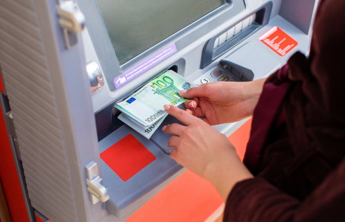 Wie viel Geld spuckt der Automat aus?<span class='image-autor'>Foto: Andrey Arkusha / Shutterstock.com</span>