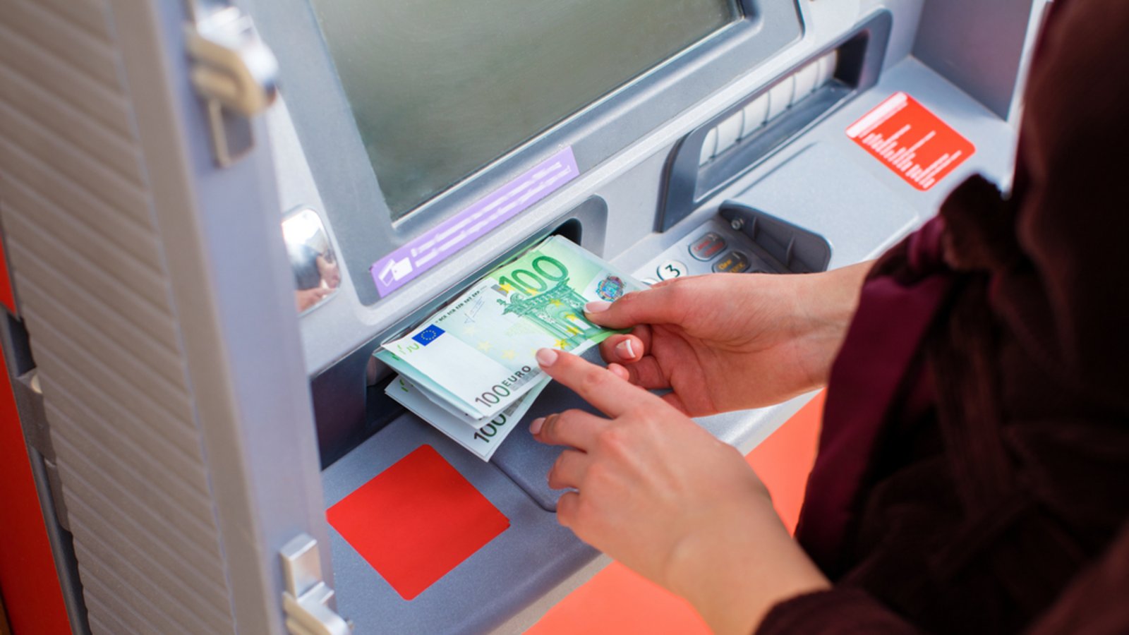 Wie viel Geld spuckt der Automat aus?Foto: Andrey Arkusha / Shutterstock.com