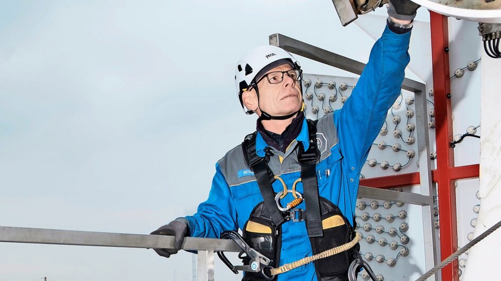 In 32 Meter Höhe  checkt Erwin Bernhard, ob  alles passt.Foto: Lichtgut