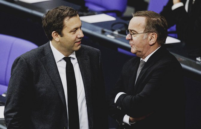 SPD-Chef Lars Klingbeil dürfte Finanzminister werden, Boris Pistorius dürfte sein Amt als Verteidigungsminister behalten.<span class='image-autor'>Foto: IMAGO//Florian Gaertner</span>