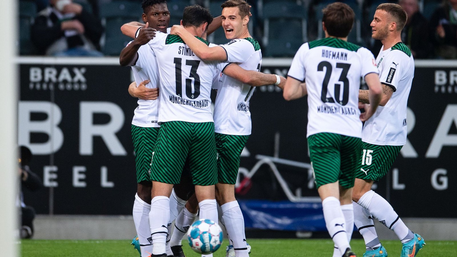 Die Spieler von Borussia Mönchengladbach feiern das 1:0 gegen RB Leipzig.Foto: Marius Becker/dpa