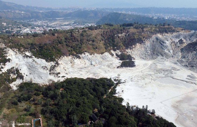 Die Solfatara (italienisch Cratere Solfatara) ist  eine trichterförmige Mulde vulkanischen Ursprungs im Stadtgebiet der Stadt Pozzuoli. Sie liegt neun Kilometer westlich von Neapel. Unter der Mulde  liegt ein etwa drei Kilometer tiefer Vulkanschlot.<span class='image-autor'>Foto: Imago/Italy Photo Press</span>