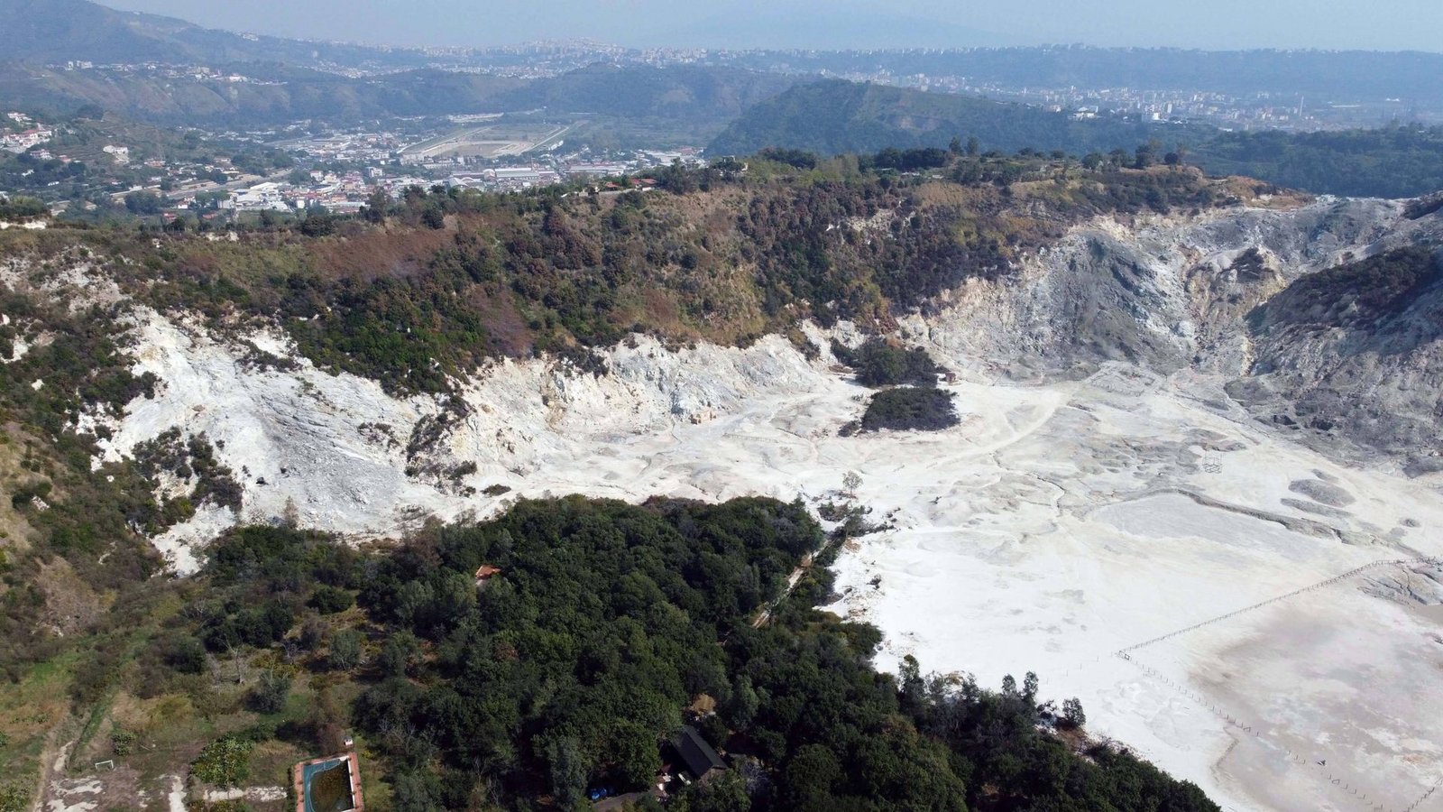 Die Solfatara (italienisch Cratere Solfatara) ist eine trichterförmige Mulde vulkanischen Ursprungs im Stadtgebiet der Stadt Pozzuoli. Sie liegt neun Kilometer westlich von Neapel. Unter der Mulde liegt ein etwa drei Kilometer tiefer Vulkanschlot.Foto: Imago/Italy Photo Press Die Solfatara (italienisch Cratere Solfatara) ist eine trichterförmige Mulde vulkanischen Ursprungs im Stadtgebiet der Stadt Pozzuoli. Sie liegt neun Kilometer westlich von Neapel. Unter der Mulde liegt ein etwa drei Kilometer tiefer Vulkanschlot.Foto: Imago/Italy Photo Press