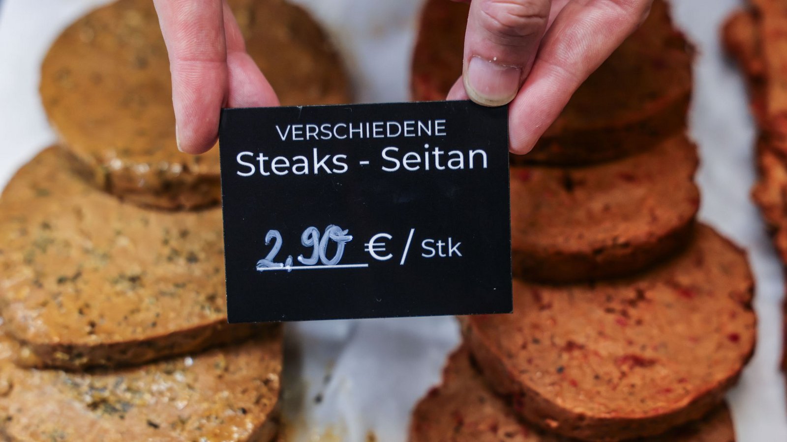 Aus Seitan - also hauptsächlich aus Weizen-Eiweiß - bestehende Scheiben dürfen künftig nicht mehr "Steak" heißen. (Symbolbild)Foto: Oliver Berg/dpa Aus Seitan - also hauptsächlich aus Weizen-Eiweiß - bestehende Scheiben dürfen künftig nicht mehr "Steak" heißen. (Symbolbild)Foto: Oliver Berg/dpa