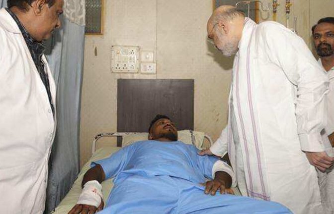 Indiens Innenminister Ahmit Shah mit dem einzigen Überlenden Vishwash Kumar Ramesh.<span class='image-autor'>Foto: Indian Ministry of Home Affairs</span>
