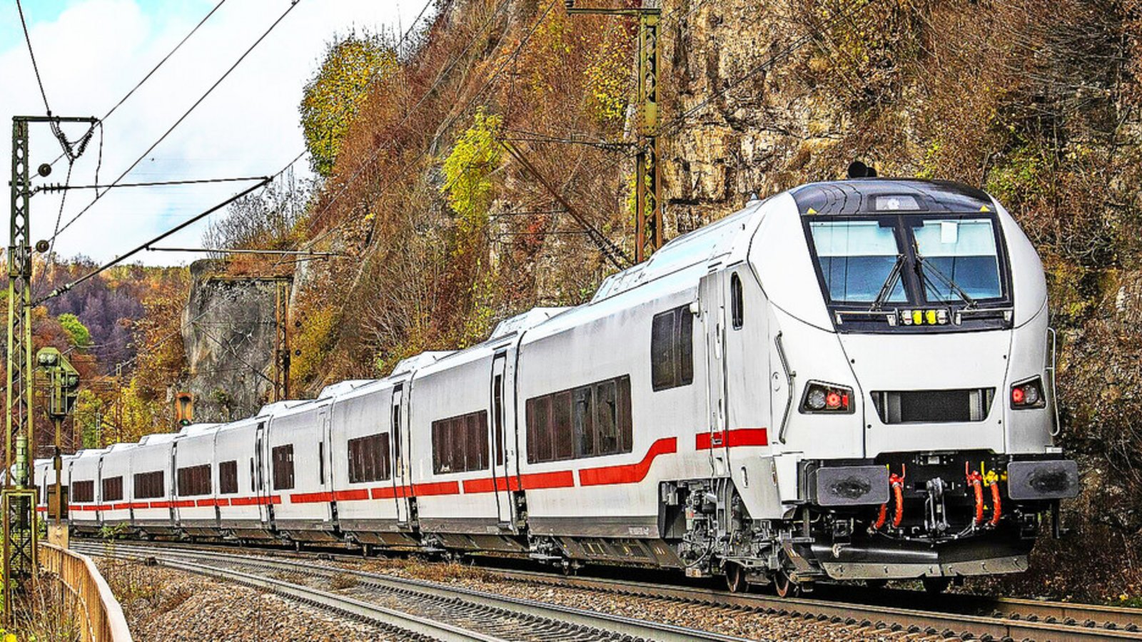 Ein neuer barrierefreier ICE L bei der Probefahrt auf der Geislinger Steige: Diese Züge werden von Sommer 2026 an von Stuttgart aus nach Oberstdorf fahren.Foto: Raphael Krammer Ein neuer barrierefreier ICE L bei der Probefahrt auf der Geislinger Steige: Diese Züge werden von Sommer 2026 an von Stuttgart aus nach Oberstdorf fahren.Foto: Raphael Krammer