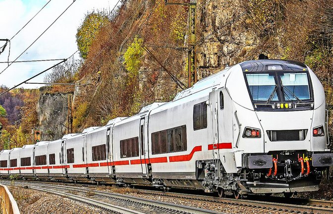 Ein neuer barrierefreier ICE L bei der Probefahrt auf der Geislinger Steige: Diese Züge werden von Sommer 2026 an von Stuttgart aus nach Oberstdorf fahren.<span class='image-autor'>Foto: Raphael Krammer</span>
