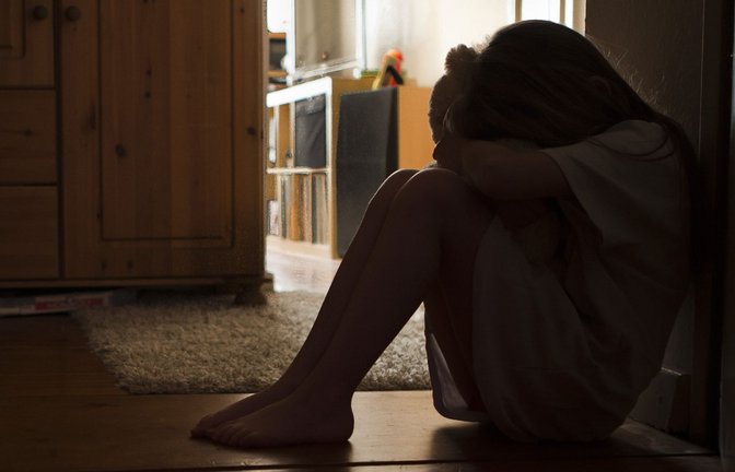 Einem Tagesvater aus dem Rems-Murr-Kreis wird vorgeworfen, zwischen 2020 und Oktober 2025 in 41 Fällen sexuelle Handlungen an Kindern oder vor Kindern vorgenommen haben. (Symbolfoto)<span class='image-autor'>Foto: dpa-tmn</span>