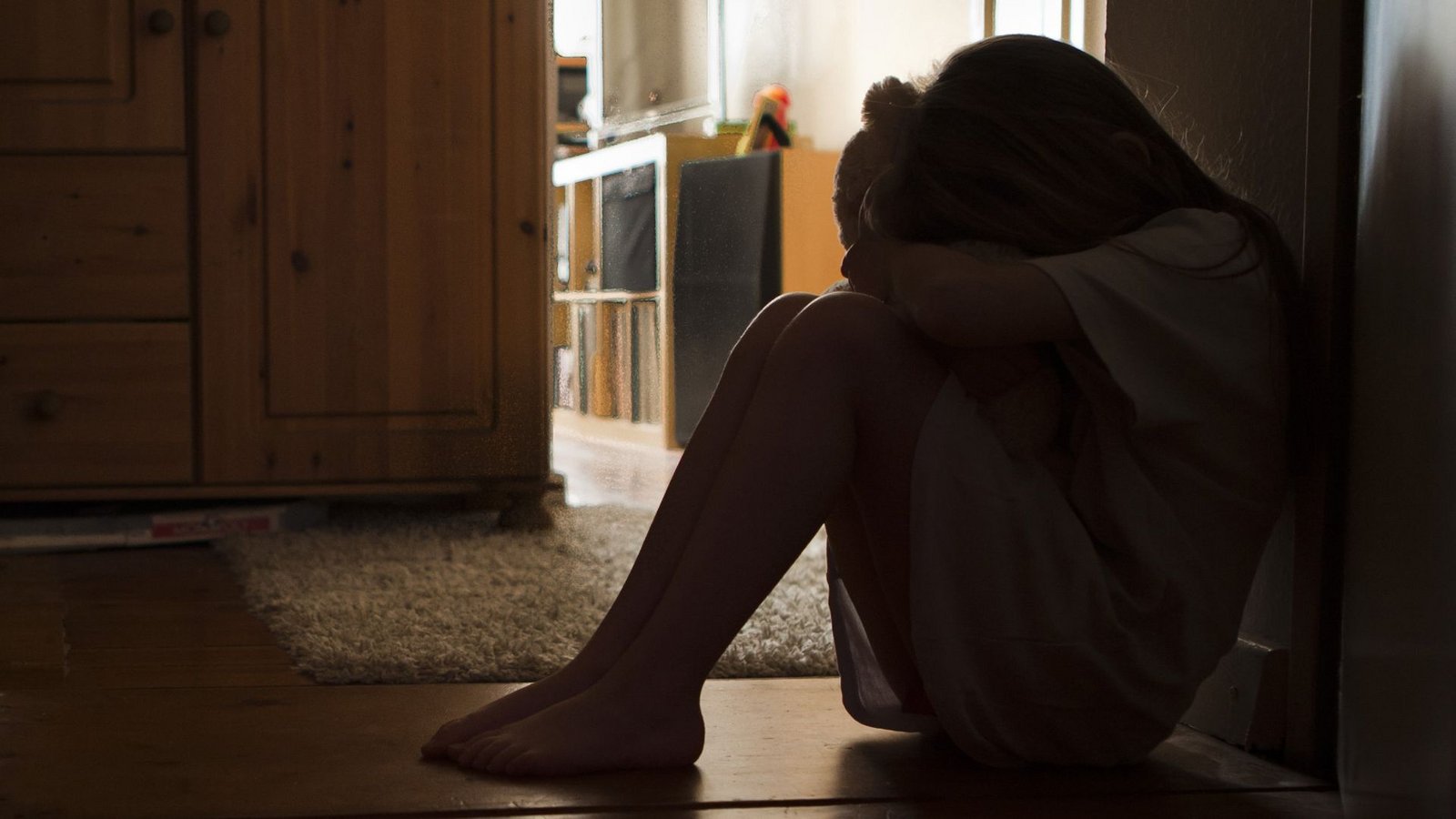 Einem Tagesvater aus dem Rems-Murr-Kreis wird vorgeworfen, zwischen 2020 und Oktober 2025 in 41 Fällen sexuelle Handlungen an Kindern oder vor Kindern vorgenommen haben. (Symbolfoto)Foto: dpa-tmn Einem Tagesvater aus dem Rems-Murr-Kreis wird vorgeworfen, zwischen 2020 und Oktober 2025 in 41 Fällen sexuelle Handlungen an Kindern oder vor Kindern vorgenommen haben. (Symbolfoto)Foto: dpa-tmn