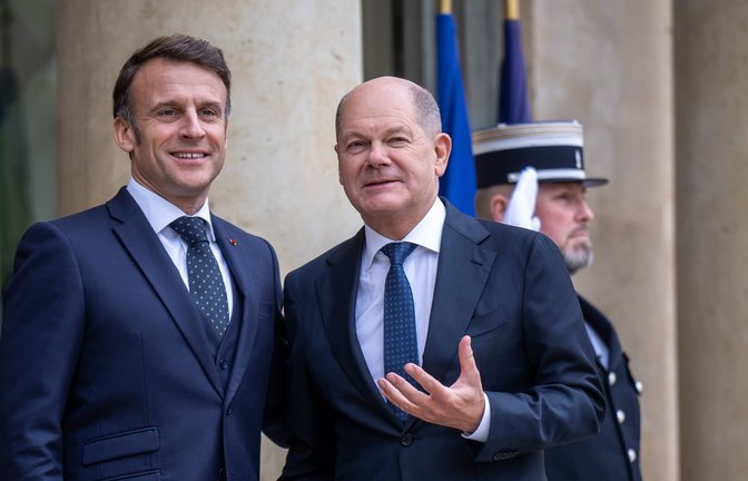 Betonte Harmonie: Kanzler Scholz zu Besuch bei Frankreichs Präsident Macron in Paris.<span class='image-autor'>Foto: dpa/Michael Kappeler</span>