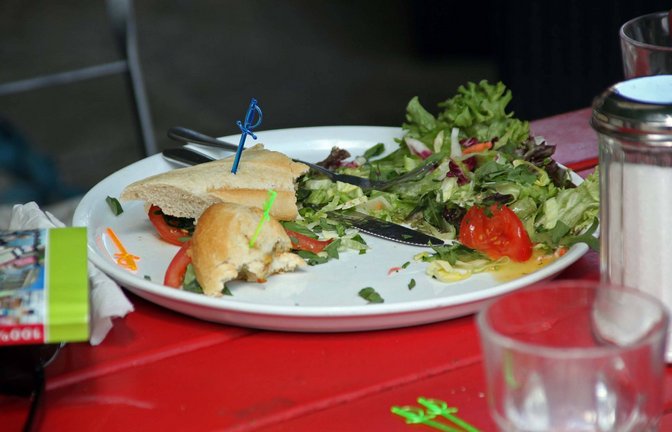 Jedes werden in Deutschland Millionen Tonnen Lebensmittel weggeworfen. Auch übrig gebliebenes Essen in Restaurants landet im Müll.<span class='image-autor'>Foto: imago stock&people/imago stock&people</span>