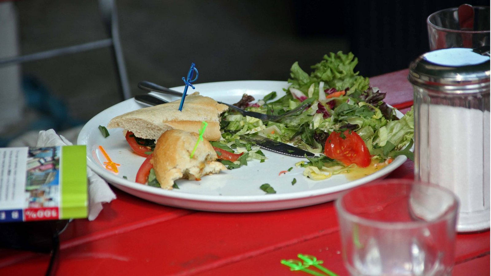 Jedes werden in Deutschland Millionen Tonnen Lebensmittel weggeworfen. Auch übrig gebliebenes Essen in Restaurants landet im Müll.Foto: imago stock&people/imago stock&people Jedes werden in Deutschland Millionen Tonnen Lebensmittel weggeworfen. Auch übrig gebliebenes Essen in Restaurants landet im Müll.Foto: imago stock&people/imago stock&people