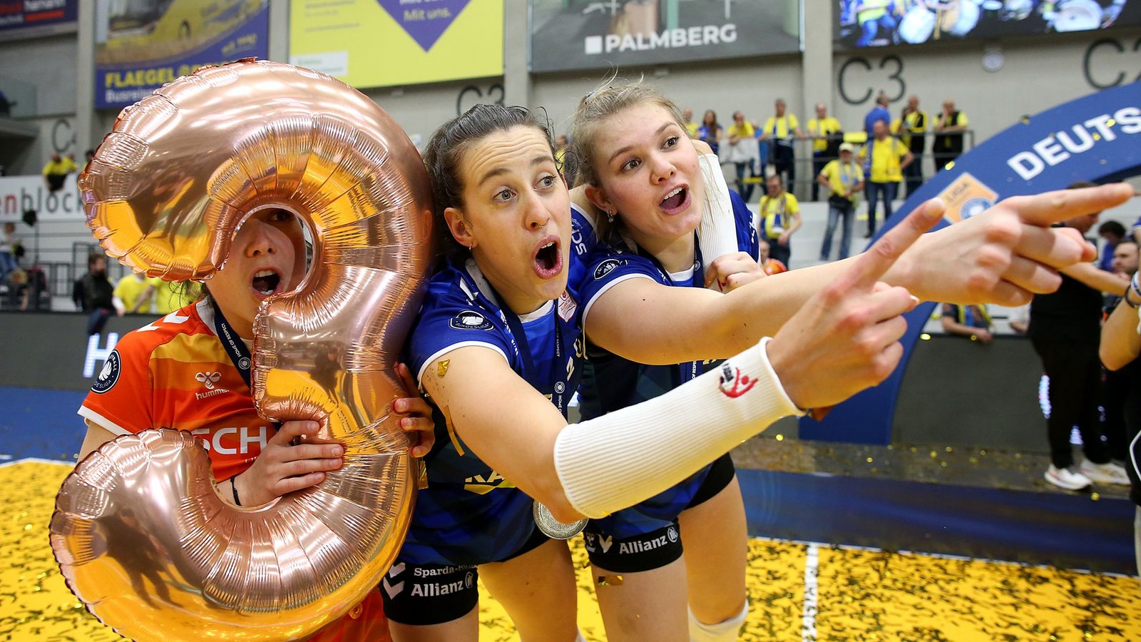 Die „3“ immer dabei: Roosa Koskelo, Maria Segura Pallerés und Eline Timmerman (v. li.) feiern die Meisterschaft von Allianz MTV Stuttgart – nach dem Pokalsieg und dem Supercup der dritte Titel der Saison.Foto: Baumann/Cathrin Müller
