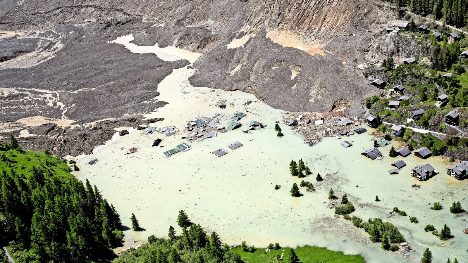 Das Dorf Blatten liegt unter Schutt und Wasser.Foto: Jean-Christophe Bott/KEYSTONE/dp Das Dorf Blatten liegt unter Schutt und Wasser.Foto: Jean-Christophe Bott/KEYSTONE/dp