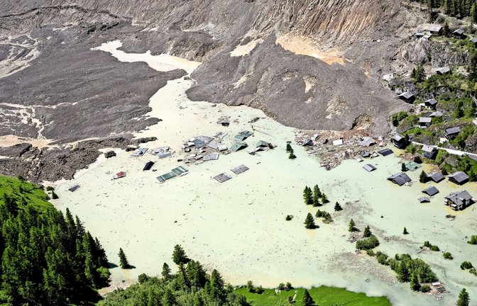 Das Dorf Blatten liegt unter Schutt und Wasser.<span class='image-autor'>Foto: Jean-Christophe Bott/KEYSTONE/dp</span>
