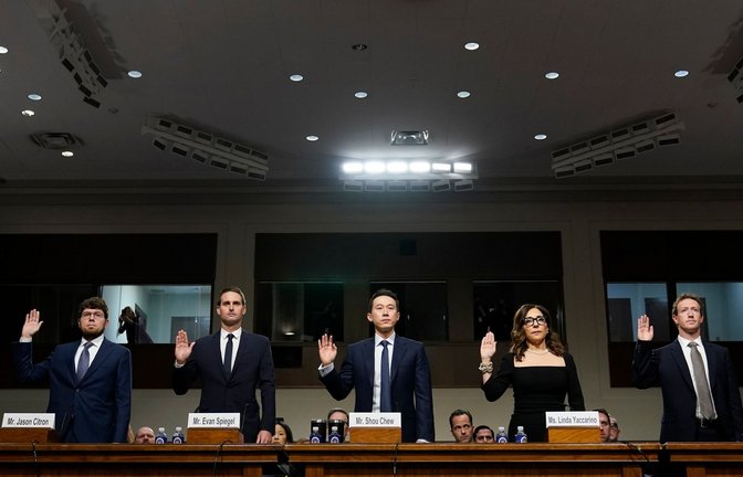 Mark Zuckerberg (Meta, v.r.), Linda Yaccarino (X), Shou Zi Chew (TikTok), Evan Spiegel (Snap) und Jason Citron (Discord) zu Beginn der Anhörung in Washington.<span class='image-autor'>Foto: Susan Walsh/AP/dpa</span>