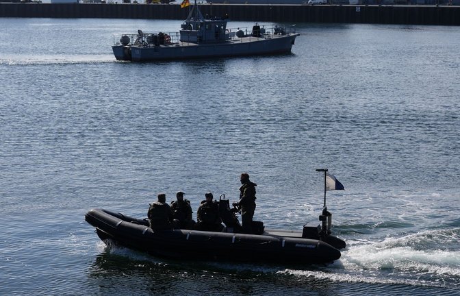 Minentaucher der Bundeswehr in einem Schlachboot (Archivbild)<span class='image-autor'>Foto: Marcus Brandt/dpa</span>