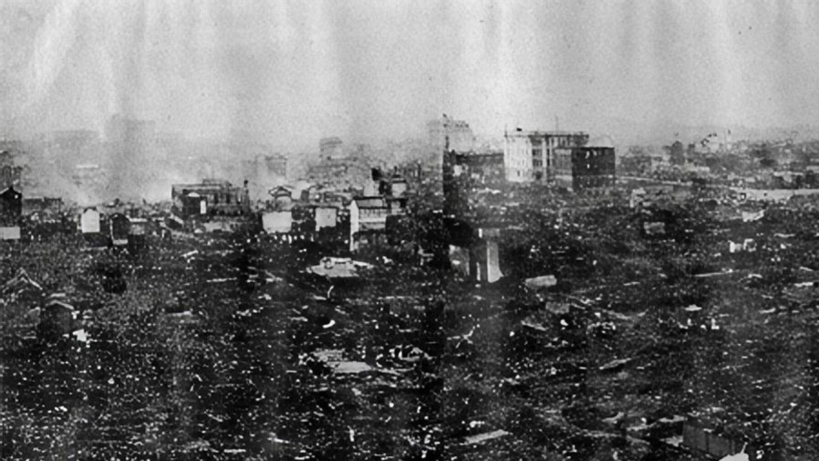 Tokio (Japan): Mit rund 38 Millionen Einwohnern ist Tokio ein Hochrisikogebiet, das sich seit Jahrzehnten auf ein Super-Beben wie zuletzt 1923 vorbereitet. Damals wurde die Stadt geradezu pulverisiert, mehr als 140 000 Menschen starben. Sollte der schlimmste Fall eintreten, ein Beben der Stärke 8 oder 9 mit dem Epizentrum unterhalb Tokios, ist mit Zehntausenden Opfern und einem wirtschaftlichen Schaden im hohen dreistelligen Milliarden-Euro-Bereich zu rechnen. Auf dem Foto sind Zerstörungen in den Stadtvierteln Nihonbashi und Kanda in Tokio beim Großen Kantō Erdbeben 1923.Foto: Wikipedia commons/Osaka Mainichi Newspaper Tokio (Japan): Mit rund 38 Millionen Einwohnern ist Tokio ein Hochrisikogebiet, das sich seit Jahrzehnten auf ein Super-Beben wie zuletzt 1923 vorbereitet. Damals wurde die Stadt geradezu pulverisiert, mehr als 140 000 Menschen starben. Sollte der schlimmste Fall eintreten, ein Beben der Stärke 8 oder 9 mit dem Epizentrum unterhalb Tokios, ist mit Zehntausenden Opfern und einem wirtschaftlichen Schaden im hohen dreistelligen Milliarden-Euro-Bereich zu rechnen. Auf dem Foto sind Zerstörungen in den Stadtvierteln Nihonbashi und Kanda in Tokio beim Großen Kantō Erdbeben 1923.Foto: Wikipedia commons/Osaka Mainichi Newspaper