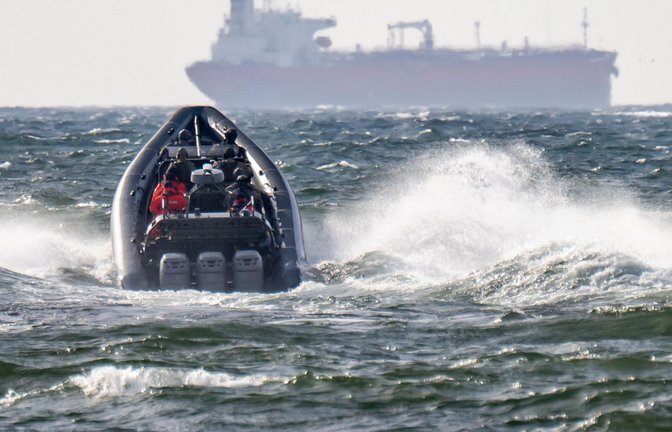 Schon mehrfach in diesem Jahr hat Schweden verdächtige Schiffe gestoppt. Das Bild zeigt einen früheren Vorfall. (Archivbild)<span class='image-autor'>Foto: Johan Nilsson/TT News Agency via AP/dpa</span>
