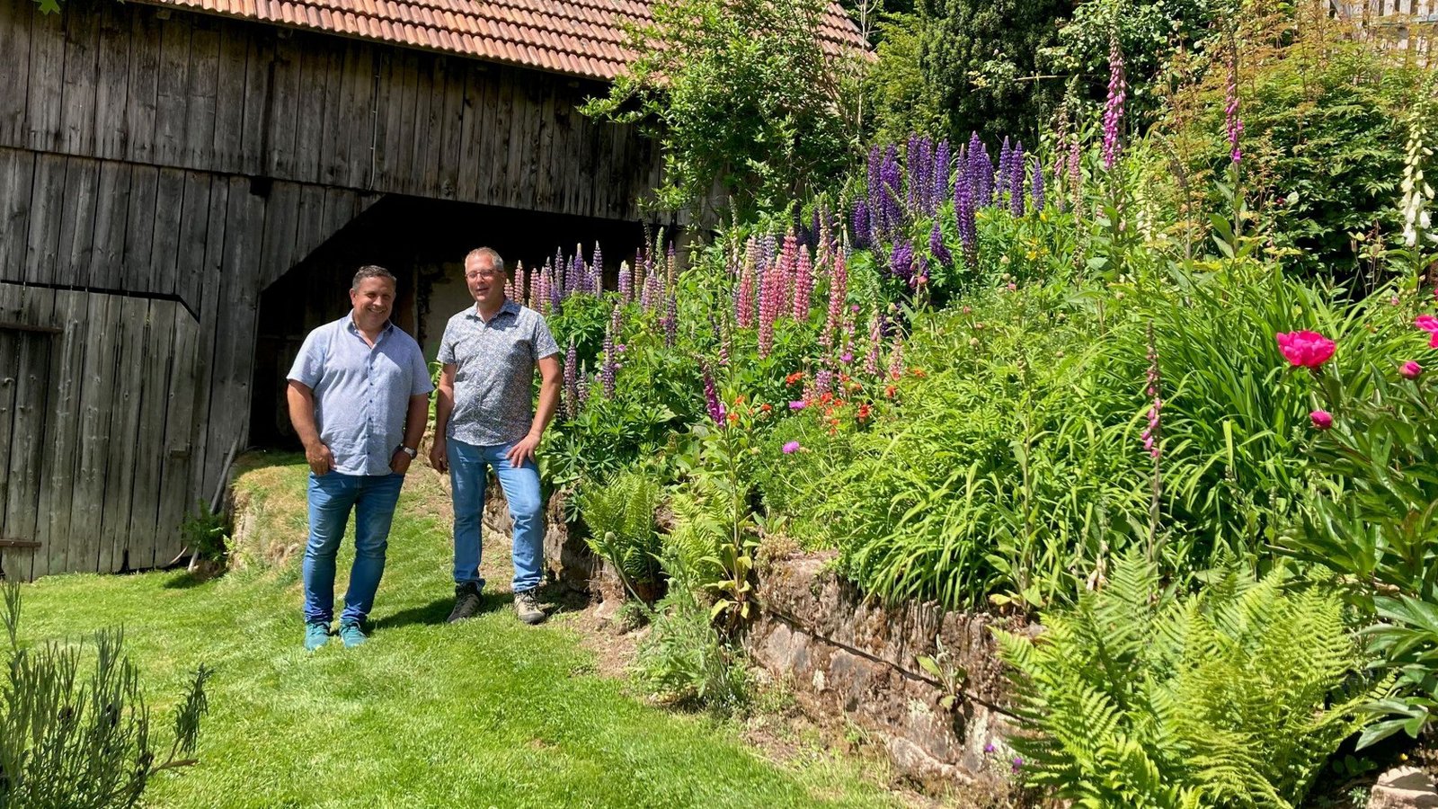 Thomas Huber und Andrew Huber-Froud in ihrem englischen Gartenparadies mitten im Schwarzwald.Foto: Dominika Bulwicka-Walz Thomas Huber und Andrew Huber-Froud in ihrem englischen Gartenparadies mitten im Schwarzwald.Foto: Dominika Bulwicka-Walz