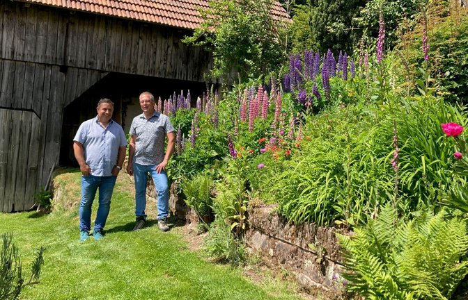 Thomas Huber und Andrew Huber-Froud in ihrem englischen Gartenparadies mitten im Schwarzwald.<span class='image-autor'>Foto: Dominika Bulwicka-Walz</span>
