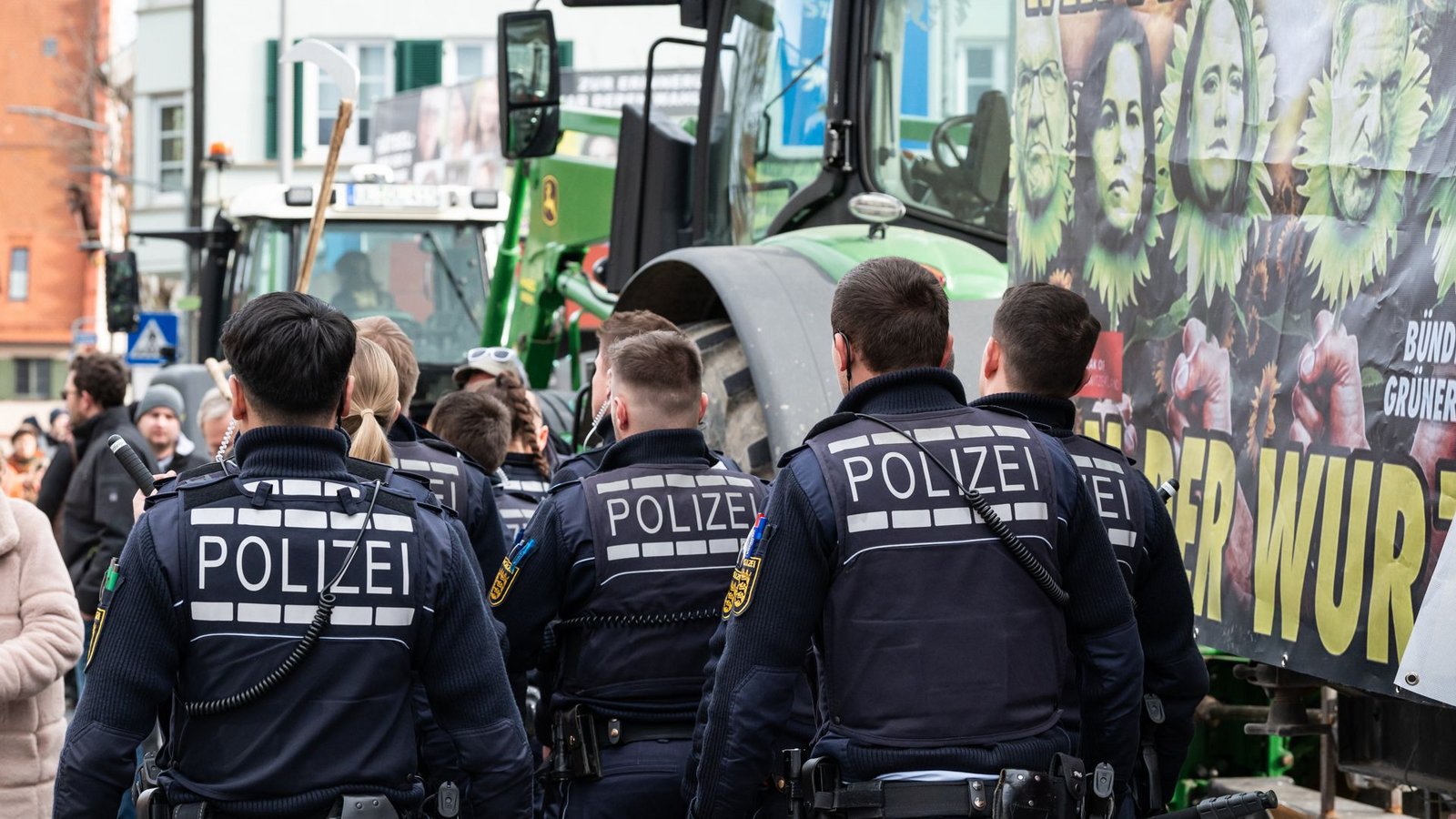 Die Polizei war mit etlichen Einsatzkräften vor Ort.Foto: dpa/Silas Stein Die Polizei war mit etlichen Einsatzkräften vor Ort.Foto: dpa/Silas Stein
