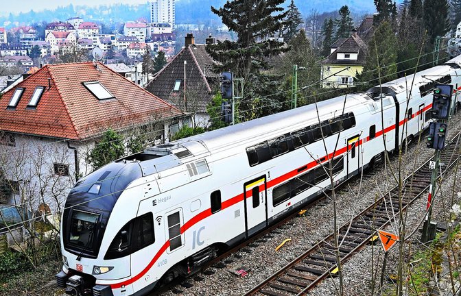 Noch rollen die Züge der Gäubahn durch die Stuttgarter Halbhöhe. Im April 2026 könnte damit Schluss sein.<span class='image-autor'>Foto: dpa/Bernd Weißbrod</span>