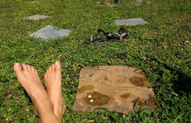 Auch das gehört zum neuen Leben nach dem Mord: Sophie H. macht Frühjahrsputz am Baumgrab der Mutter und füllt die Vogeltränke mit Wasser auf.<span class='image-autor'>Foto: StZ/privat</span>