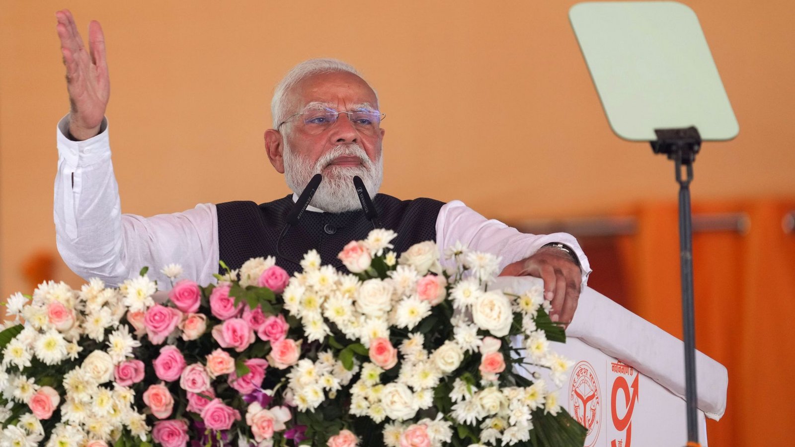 Narendra Modi wird von einigen seiner Anhänger als ein auf die Erde hinabgestiegener Gott betrachtet (Archivbild).Foto: Rajesh Kumar Singh/AP/dpa