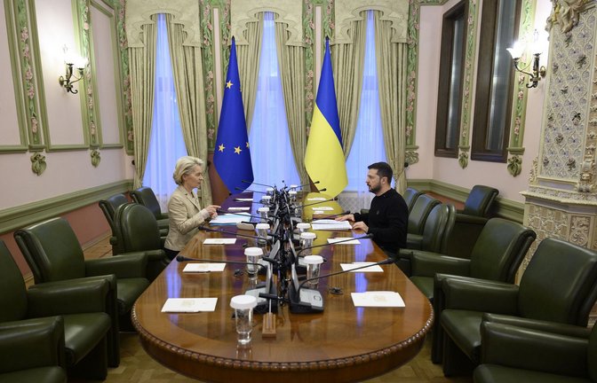 Große Worte an großen Tischen. Ursula von der Leyen lobt in Kiew die Fortschritte der Ukraine in Sachen EU-Beitritt. Präsident Wolodymyr Selenskyj hört das gerne.<span class='image-autor'>Foto: dpa/Ukrainisches Präsidialamt</span>