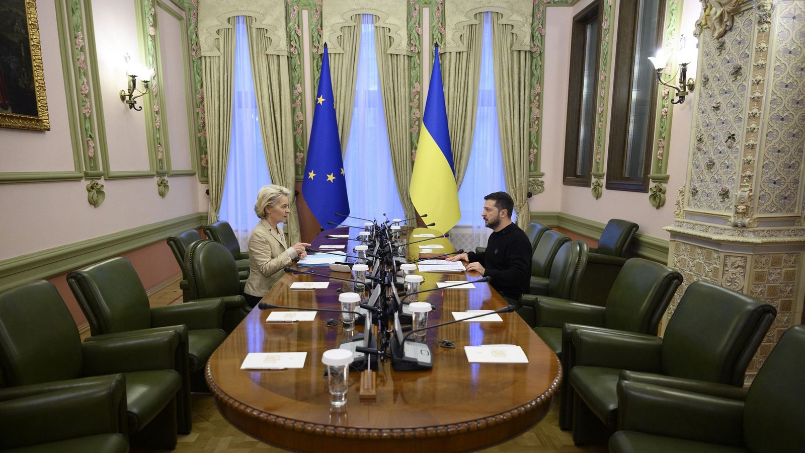 Große Worte an großen Tischen. Ursula von der Leyen lobt in Kiew die Fortschritte der Ukraine in Sachen EU-Beitritt. Präsident Wolodymyr Selenskyj hört das gerne.Foto: dpa/Ukrainisches Präsidialamt Große Worte an großen Tischen. Ursula von der Leyen lobt in Kiew die Fortschritte der Ukraine in Sachen EU-Beitritt. Präsident Wolodymyr Selenskyj hört das gerne.Foto: dpa/Ukrainisches Präsidialamt