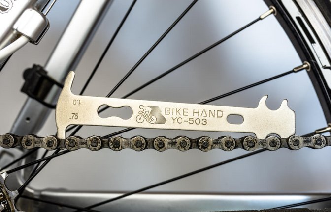In diesem Artikel erfahren Sie, wie Sie den Verschleiß Ihrer Fahrradkette messen können. (Messlehre, Messschieber & von Hand)<span class='image-autor'>Foto: Kinek00 / Shutterstock.com</span>