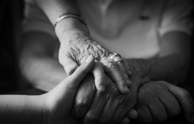 Eine Alzheimer-Erkrankung stellt die Familie vor eine Zerreißprobe.<span class='image-autor'>Foto: Unsplash/Thomas Griggs</span>