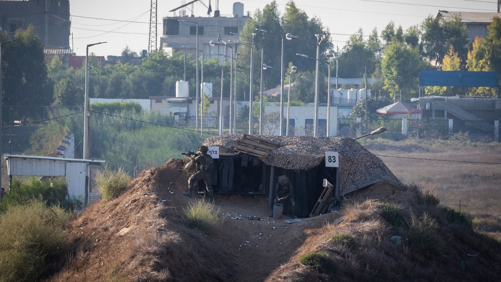 Israelische Soldaten sind während einer Demonstration an der Grenze zwischen Israel und Gaza im Einsatz.<span class='image-autor'>Foto: Ilia Yefimovich/dpa</span>