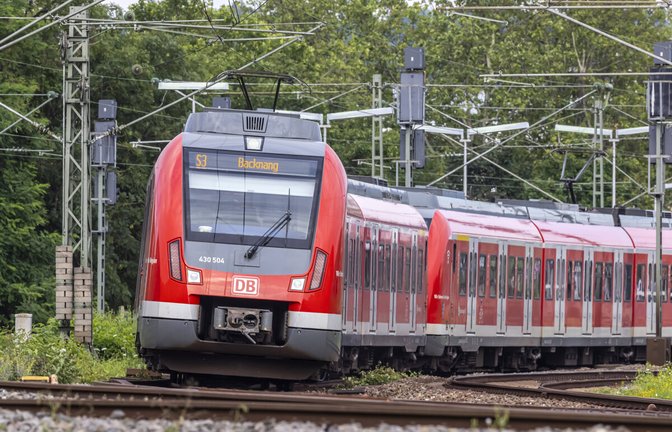 Mit Sozialticket und Azubi-Ticket fährt es sich öffentlich günstiger.<span class='image-autor'>Foto: imago//Arnulf Hettrich</span>