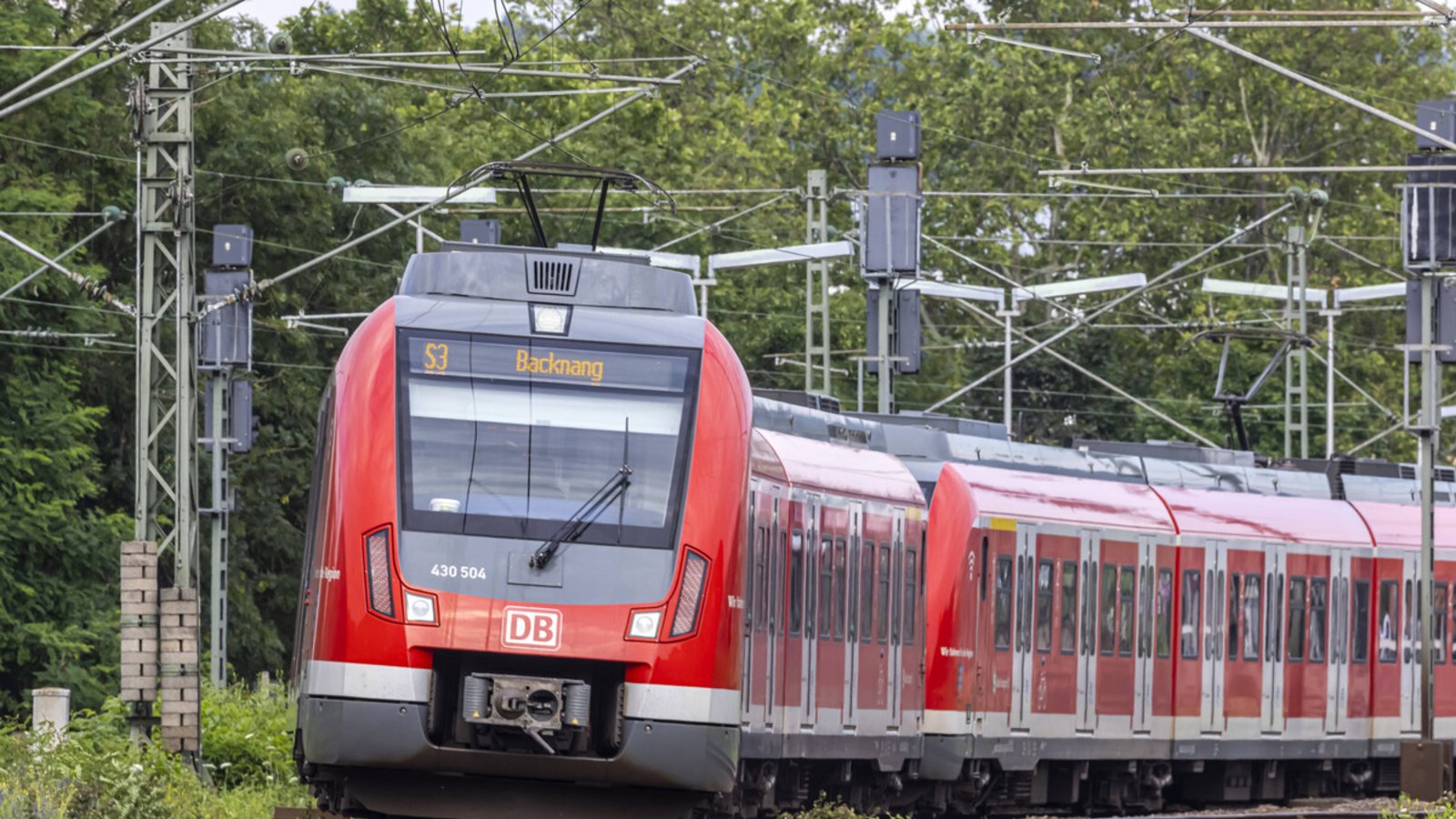 Mit Sozialticket und Azubi-Ticket fährt es sich öffentlich günstiger.Foto: imago//Arnulf Hettrich Mit Sozialticket und Azubi-Ticket fährt es sich öffentlich günstiger.Foto: imago//Arnulf Hettrich