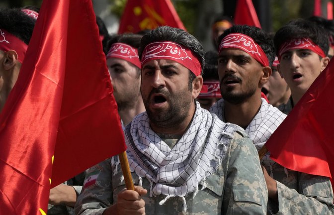 Freiwillige der iranischen Armee marschieren während einer Parade auf einem Militärstützpunkt im Norden Teherans.<span class='image-autor'>Foto: dpa/Vahid Salemi</span>