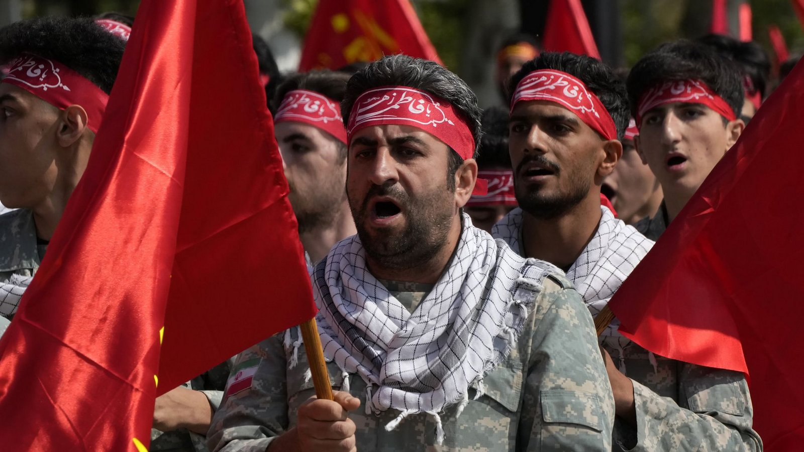 Freiwillige der iranischen Armee marschieren während einer Parade auf einem Militärstützpunkt im Norden Teherans.Foto: dpa/Vahid Salemi