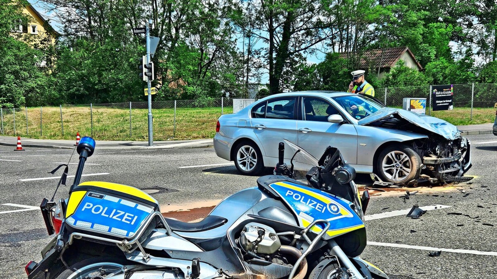 Unglücksort B 27 am Degerlocher Albplatz: Eines der Polizeimotorräder liegt demoliert auf der Kreuzung. Unglücksort Albplatz: Eines der Polizeimotorräder liegt auf der Kreuzung.Foto: 7aktuell.de/Andreas Werner
