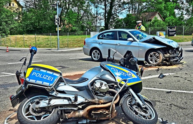 Unglücksort B 27 am Degerlocher Albplatz: Eines der Polizeimotorräder liegt demoliert auf der Kreuzung. Unglücksort Albplatz: Eines der Polizeimotorräder liegt auf der Kreuzung.<span class='image-autor'>Foto: 7aktuell.de/Andreas Werner</span>